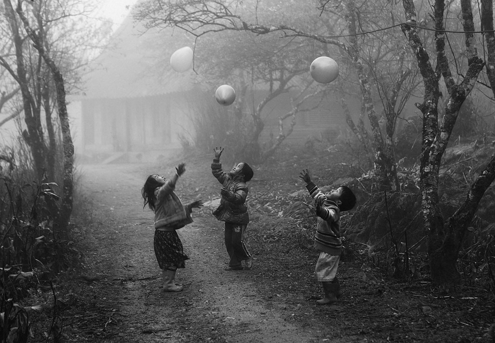 children-playing-with-balloons