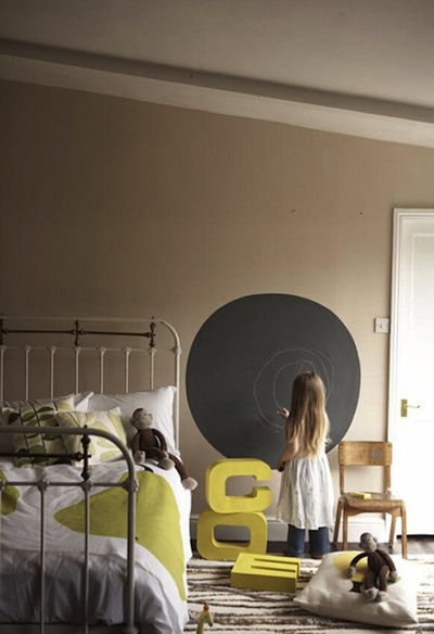Blackboard circle on wall of kid's room